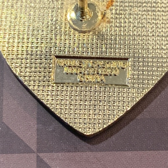 Five heart Brooches including Avon - silver toned heart can also be pendant - Picture 12 of 12